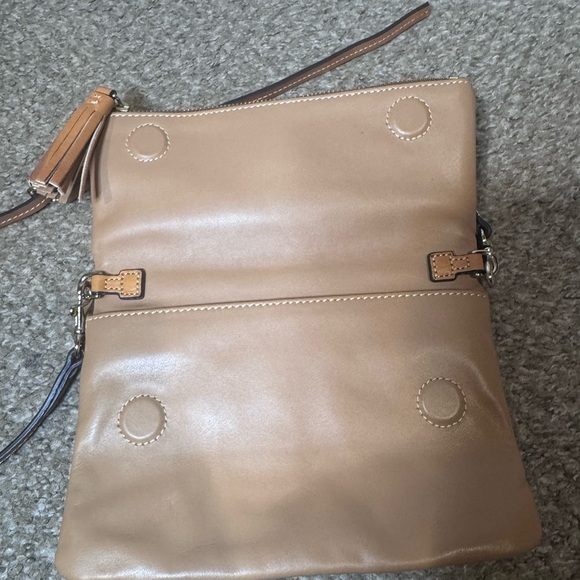 Dooney & Bourke Smooth Leather Foldover Crossbody Clutch Tan Tassel - Picture 4 of 13
